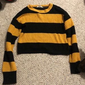 Yellow ans black knitted crop sweater!